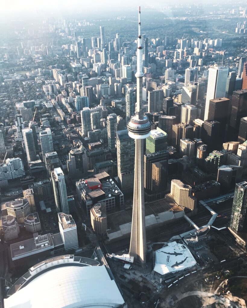 منظر جوي لبرج سي إن في تورونتو يأسر الجالية العربية في تورنتو.