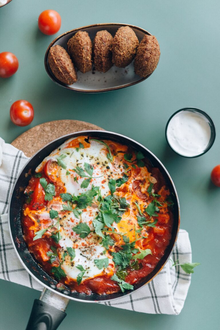 مقلاة بالبيض والطماطم في مطاعم عربية.