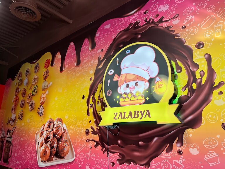 حائط لمحل زلابية المصري في ميسيساغا يقدم الحلويات العربية