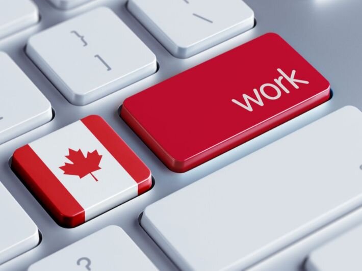 لوحة مفاتيح يوجد بها زر لونه احمر مكتوب عليه ورك أي عمل باللغة الانكليزية وزر اخر عليه علم كندا