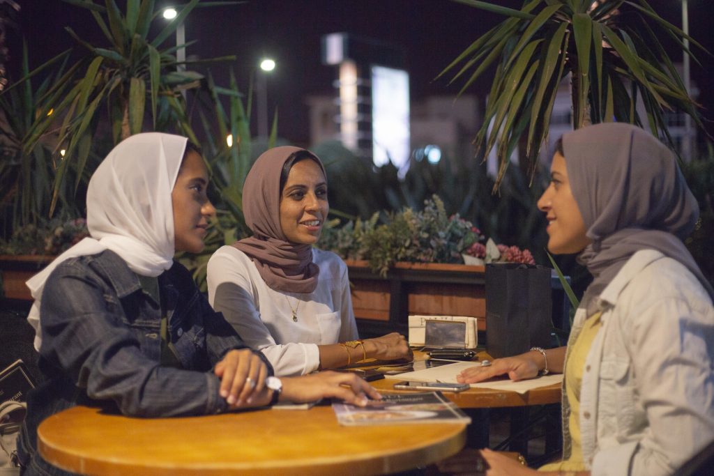 مسلمين نساء في مطعم حلال