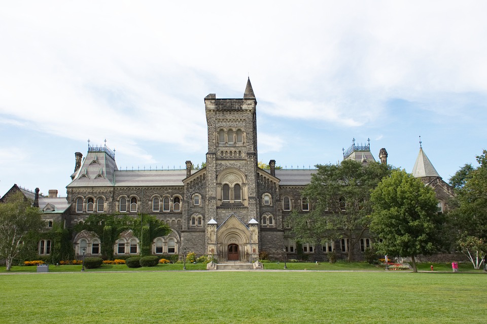 جامعة تورنتو من أجل الدراسة في كندا