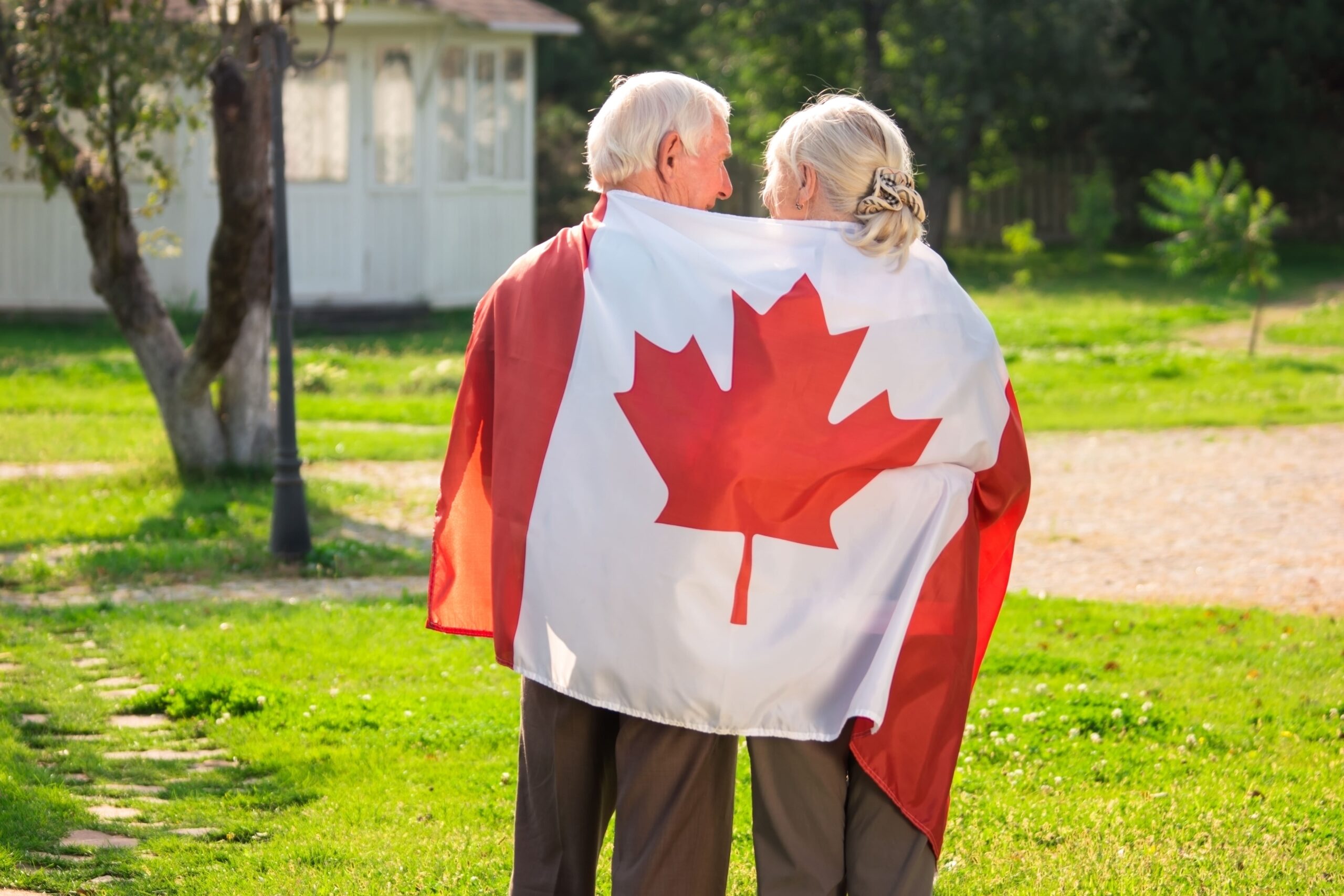 عجوزان يحملان العلم الكندي في كندا