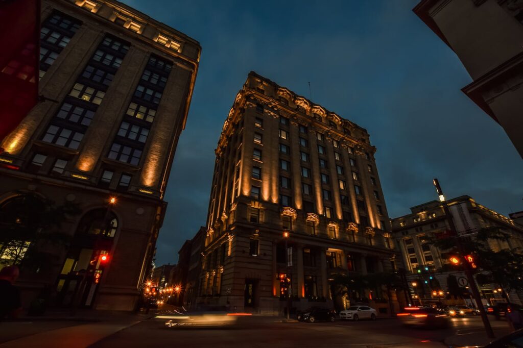 مبنى كبير في مونتريال مضاء ليلاً