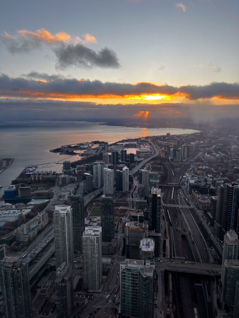 مشهد لغروب الشمس فوق مدينة تورونتو المليئة بالأبنية العالية