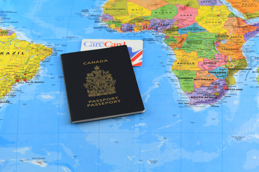 خريطة العالم موضوع فوقها الجواز السفر الكندي
