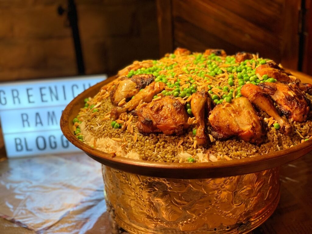 الأرز مع البازلاء الخضراء و قطع الدجاج المشوي من مطعم البتراء الأردني.