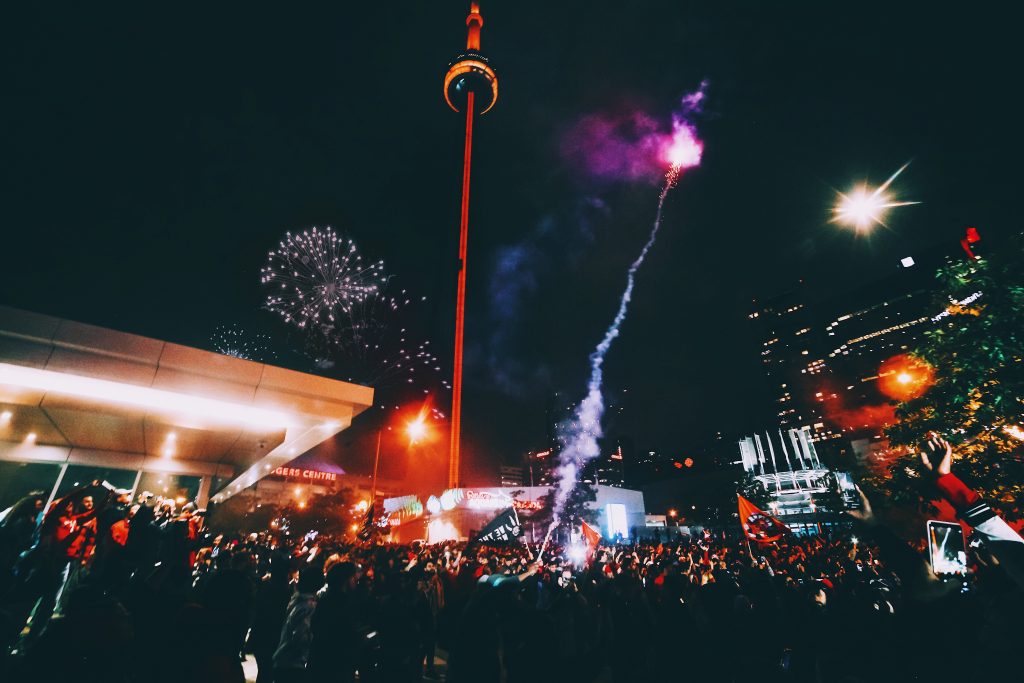 احتفال الناس في أخد شوارع تورونتو بمناسبة يوم فكتوريا