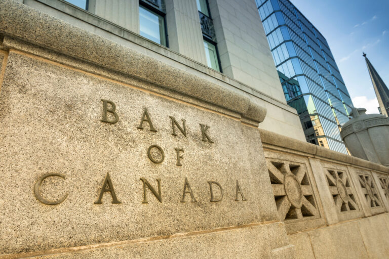 بنك كندا يُبقي سعر الفائدة عند 2.25% للمرة الخامسة على التوالي وسط تقلبات الاقتصاد العالمي