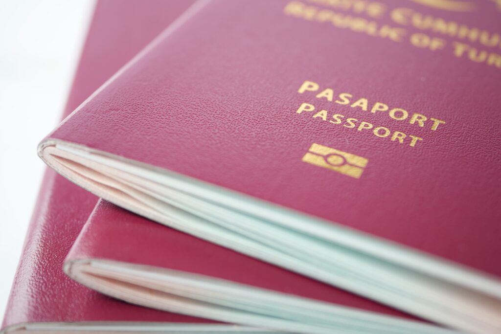 ثلاث جوازات سفر كندية دبلوماسية (حمراء)