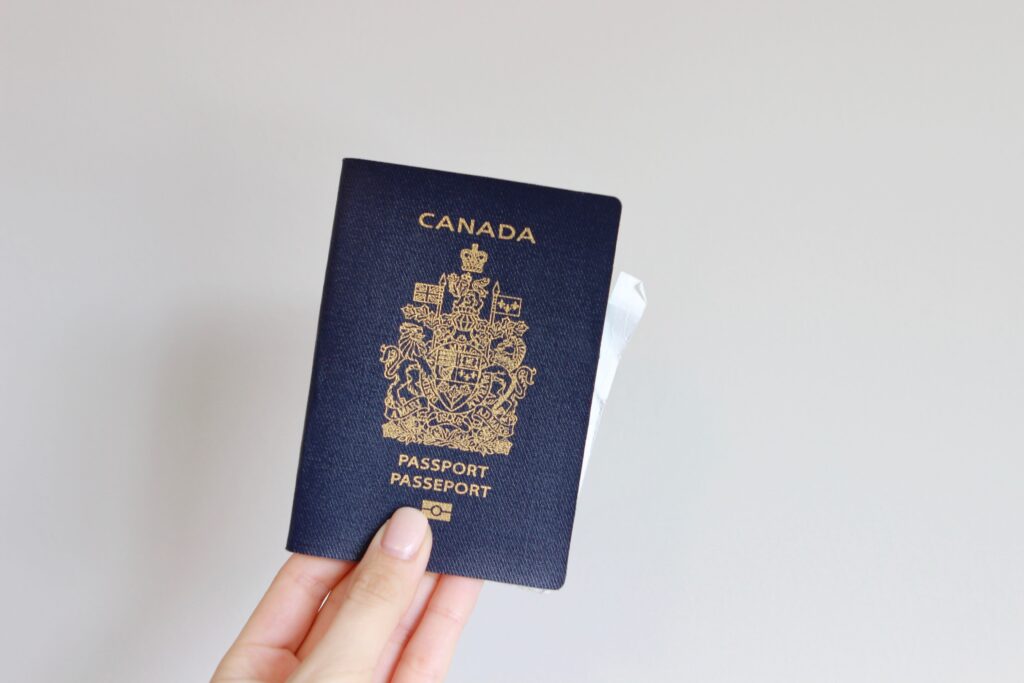 يد تحمل الجواز الكندي العادي (الأزرق)