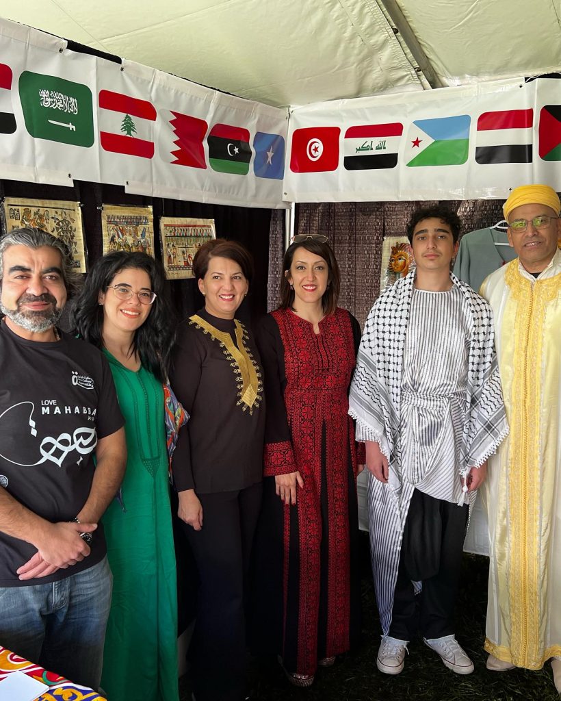 مجموعة من العرب في نادي الثقافة العربي في نيوبرونزيك مونكتون.