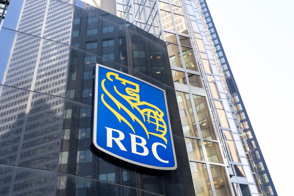 شعار البنك الملكي الكندي على واجهة مبنى