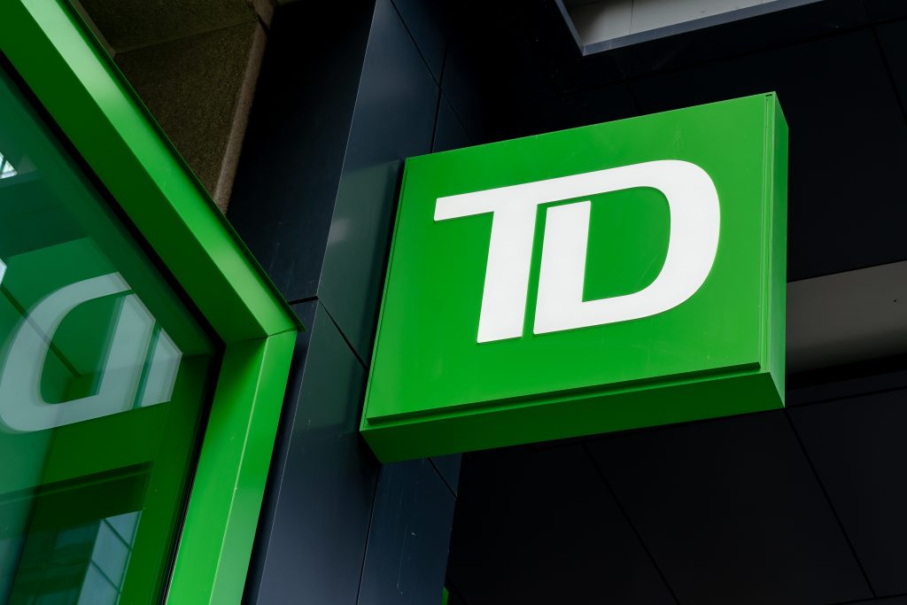 شعار بنك تورونتو دومنيون باللون الأخضر على واجهة المبنى.