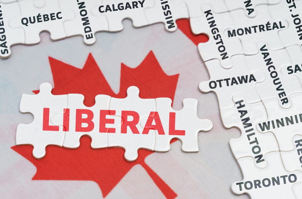 قطعة أحجية مكونة من ورقة قيقب حمراء وكلمة "الحزب الليبرالي الكندي" تتناسب مع أحجية أكبر بأسماء المدن الكندية،
