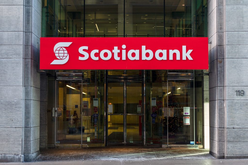 مدخل فرع بنك نوفا سكوتيا مع لافتة حمراء مكتوب عليها Scotia Bank فوق الأبواب الزجاجية