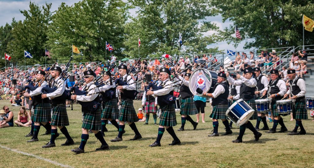 فرقة موسيقية تحتفل بحدث وطني اسكتلندي في كندي
