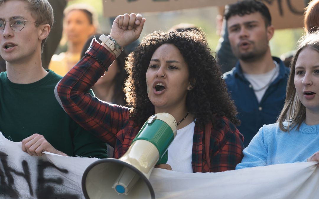 احتجاج الطلاب الدوليين في فانكوفر على قرار الإقامة الدائمة الجديد