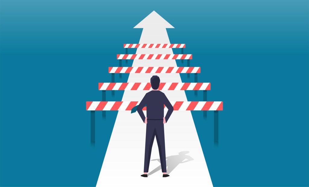 رجل يقف أمام حواجز متعددة على الطريق المؤدي إلى سهم يشير إلى الأعلى، يرمز إلى العقبات التي تعترض التقدم أو الأهداف.