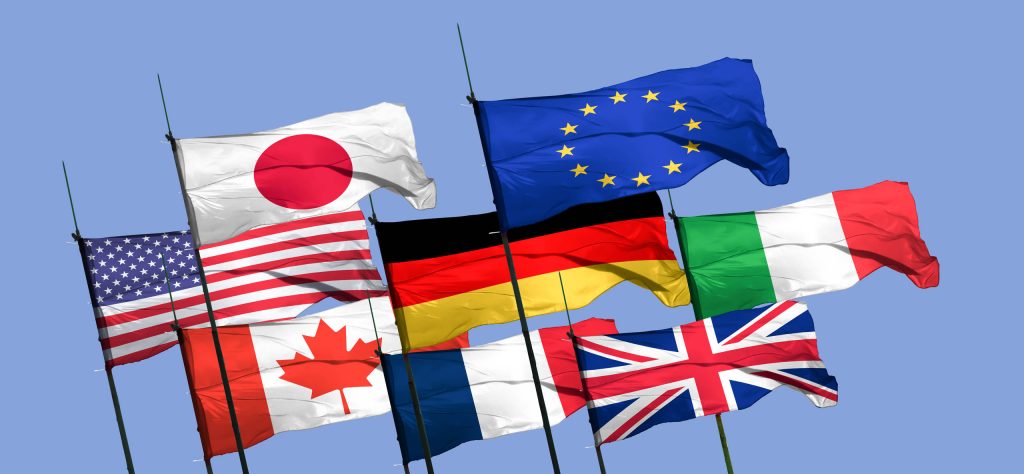 ترفرف العديد من الأعلام الوطنية بما في ذلك اليابان والاتحاد الأوروبي والولايات المتحدة وألمانيا وإيطاليا، وكندا والمملكة المتحدة للدول السبع على خلفية زرقاء صافية.
