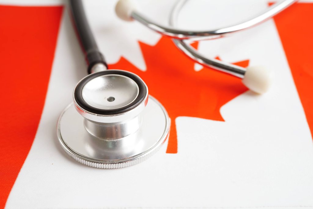 سماعة الطبيب على العلم الكندي، ترمز إلى الرعاية الصحية في كندا.