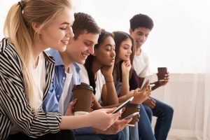 أونتاريو تفرض قيودًا جديدة على استخدام الهواتف المحمولة في المدارس