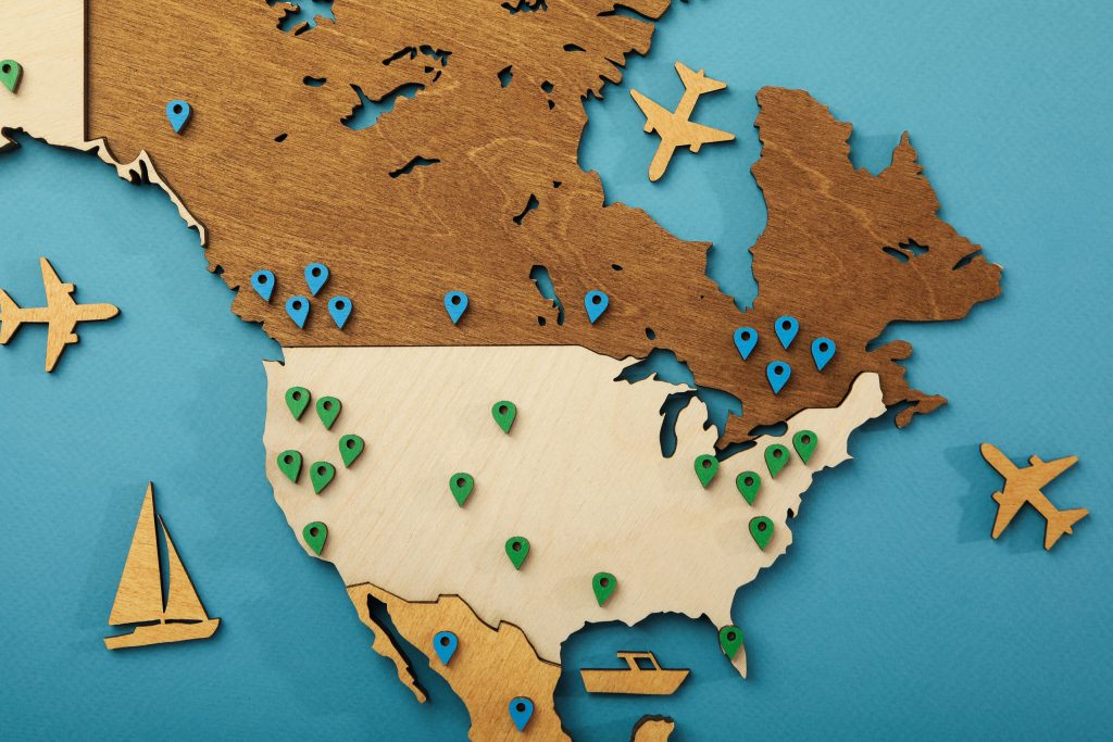 خريطة كندا مع طائرات ومركبات توضح الهجرة إليها