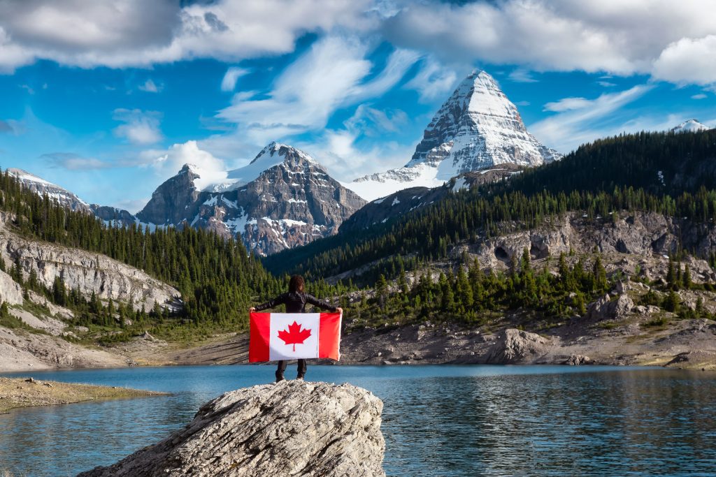 صورة شخص يحمل العلم الكندي