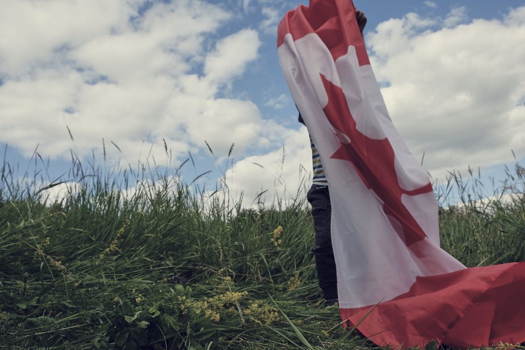 طفل يحمل العلم الكندي