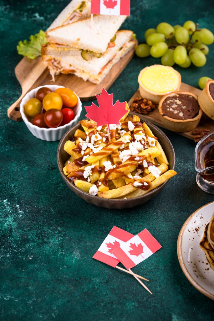 "بوتين" (Poutine)، الذي يعتبر من أشهر الأطباق الفرنسية الكندية، ويتكون من البطاطس المقلية المغطاة بصلصة اللحم والجبن المتبلمر