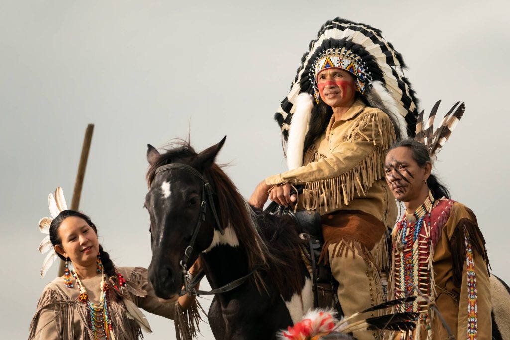 هنود حمر بالزي التقليدي مع حصان