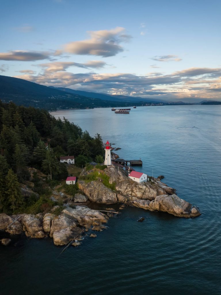 Aerial view of a Canadian Landscape during a cloudy summer sunsetاطلالة لاحدى السواحل الكندية خلال شروق الشمسفي احدى المقاطعات الكندية