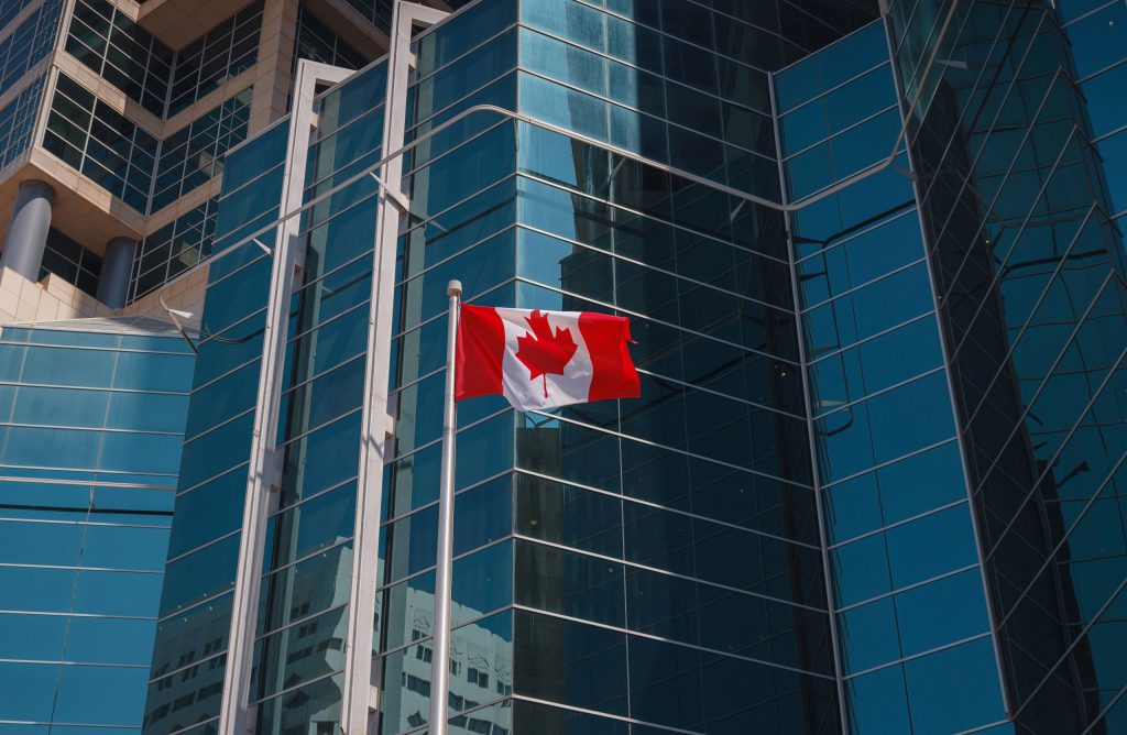 بناء حكومي و أمامه علم كندا