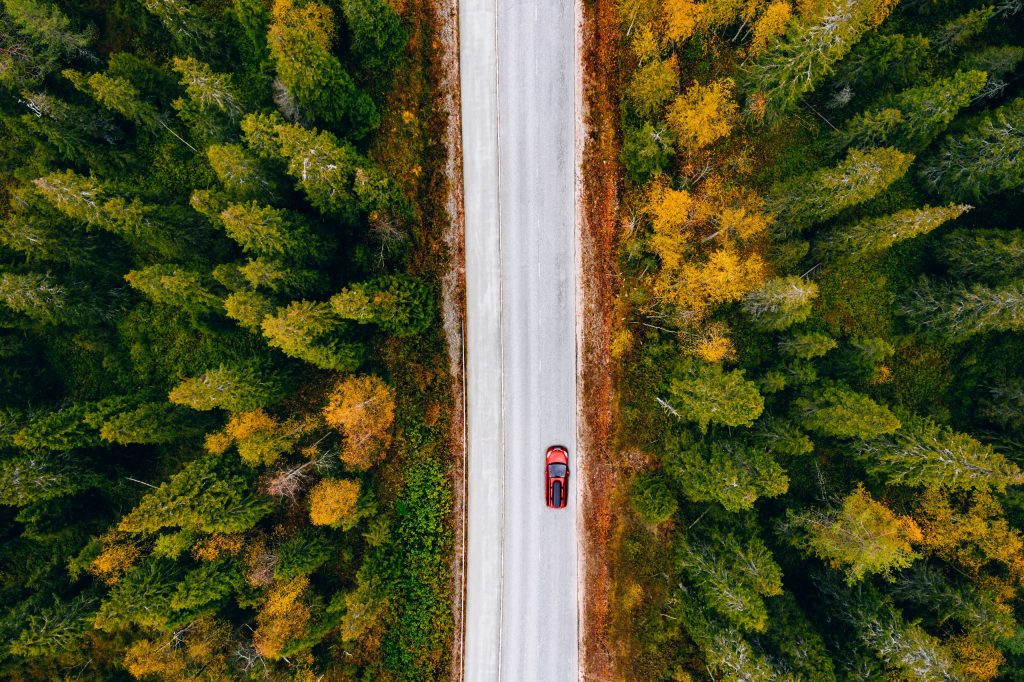صورة لقيادة سيارة في احدى شوارع كندا القيادة في كندا