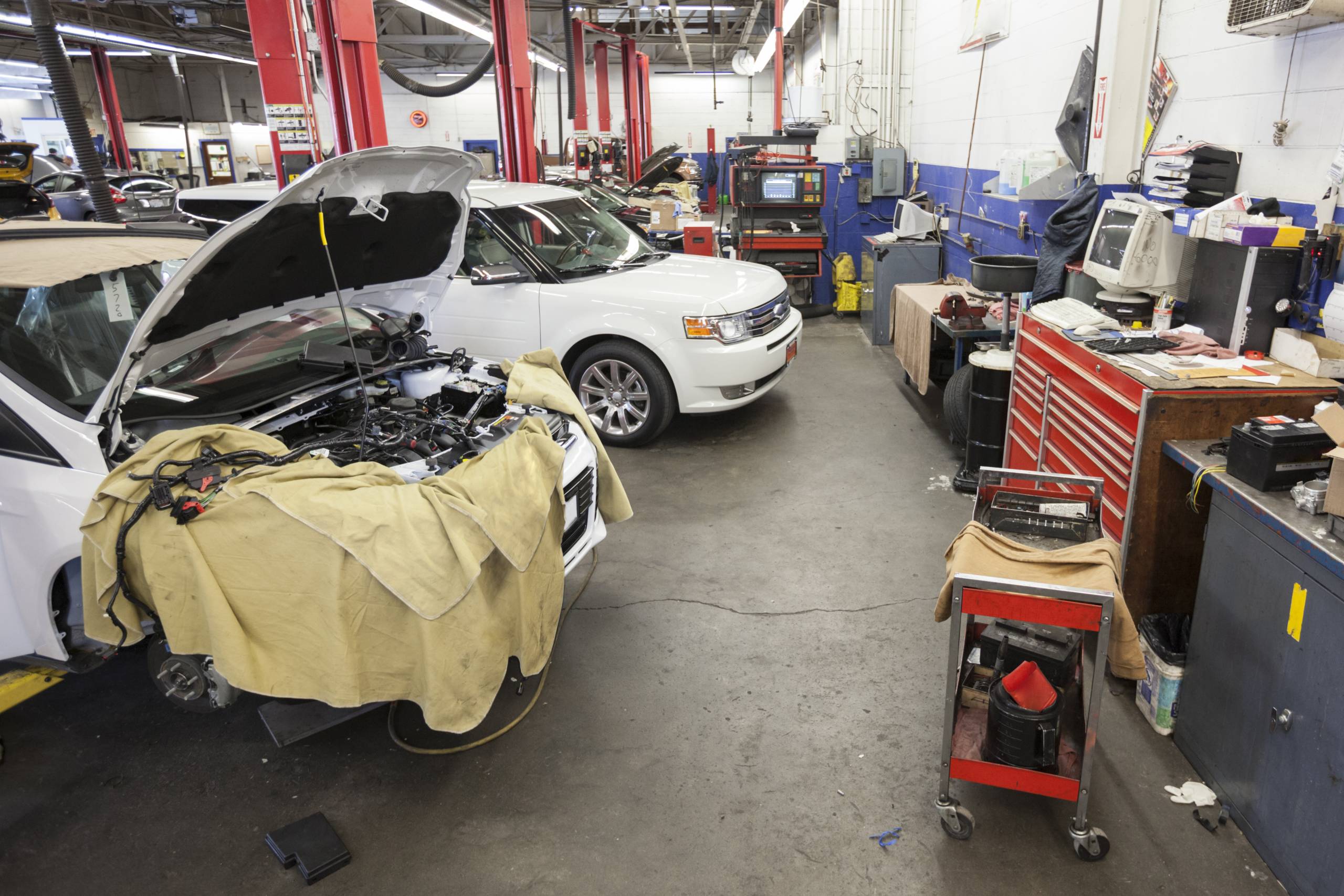 cars-and-machinery-in-an-auto-repair-shop - سيارات وآلات في ورشة إصلاح سيارات
