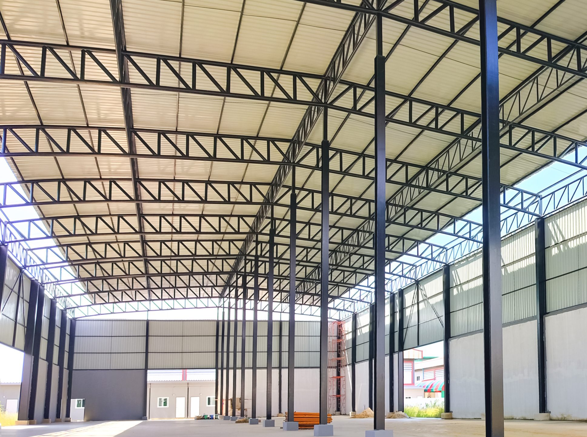 corrugated-steel-roof-with-roof-beam-of-new-wareho