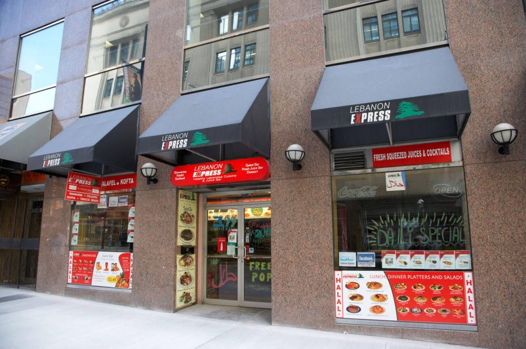 مطعم لبناني عليه ورقة مكتوب عليها حلال