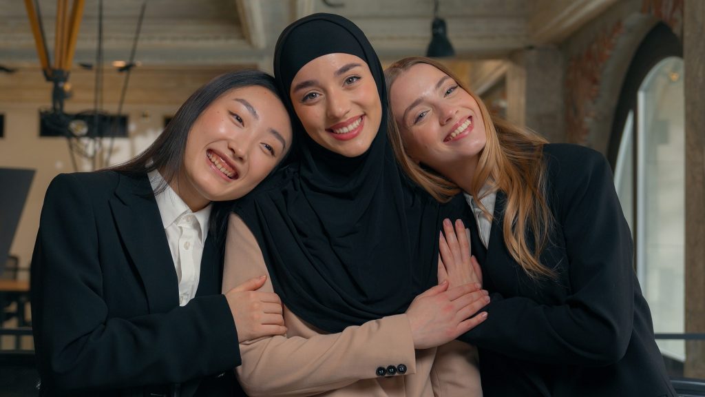 طلاب يحتفلون بزميلتهم التي حصلت على منحة دعم مالي من اوساب لمتابعة الدراسة في اونتاريو.