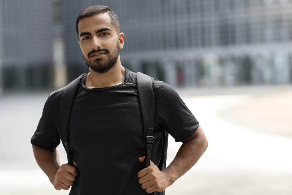 طالب جامعي يركز في دراسته بفضل الدعم المالي الذي حصل عليه من برنامج اوساب في اونتاريو، مما يوفر له مساعدة كبيرة لإتمام تعليمه