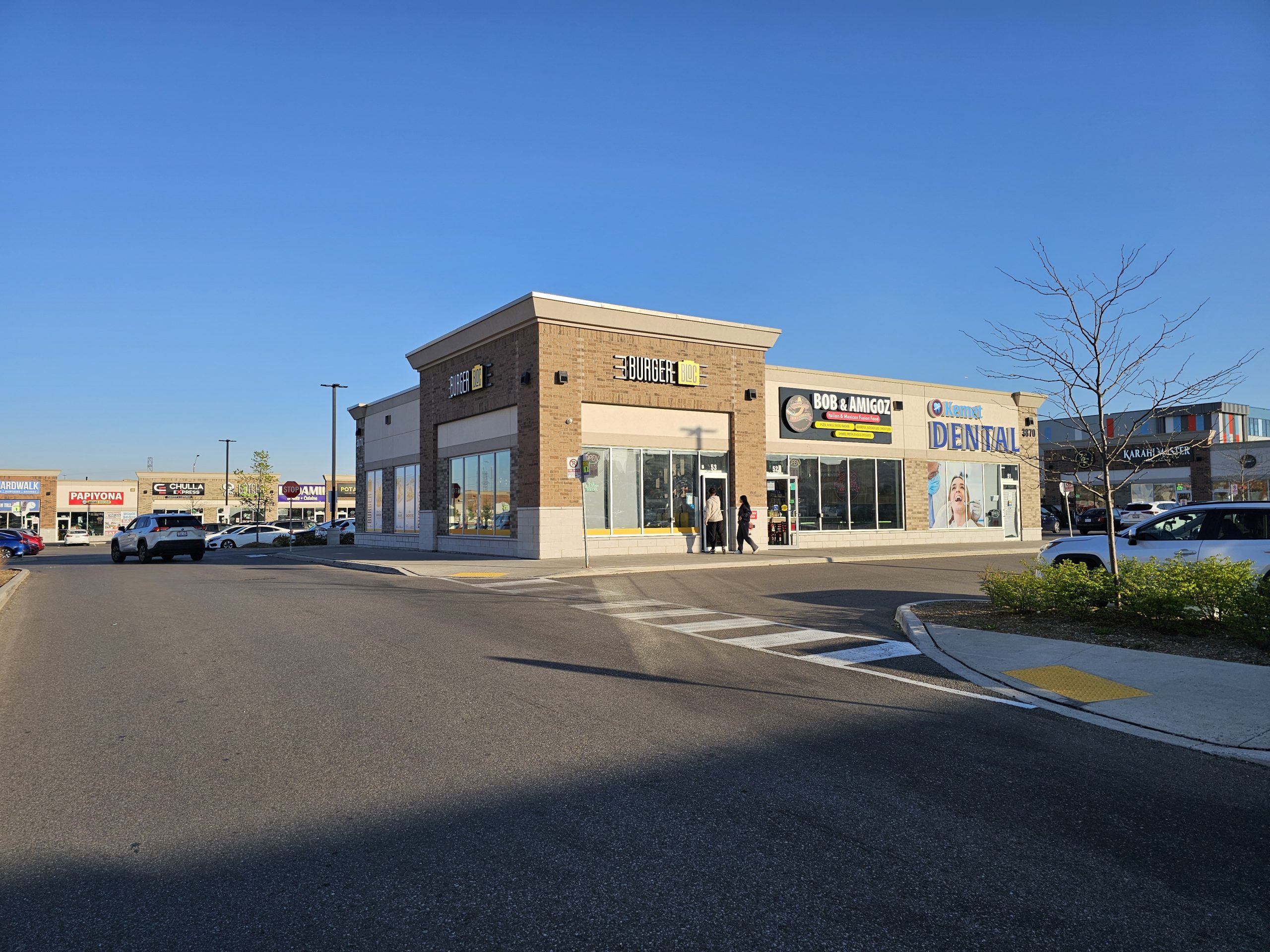 ريجواي بلازا في ميسيساغا: وجهة الطعام الحلال التي تحولت إلى محور جدل اجتماعي في كندا