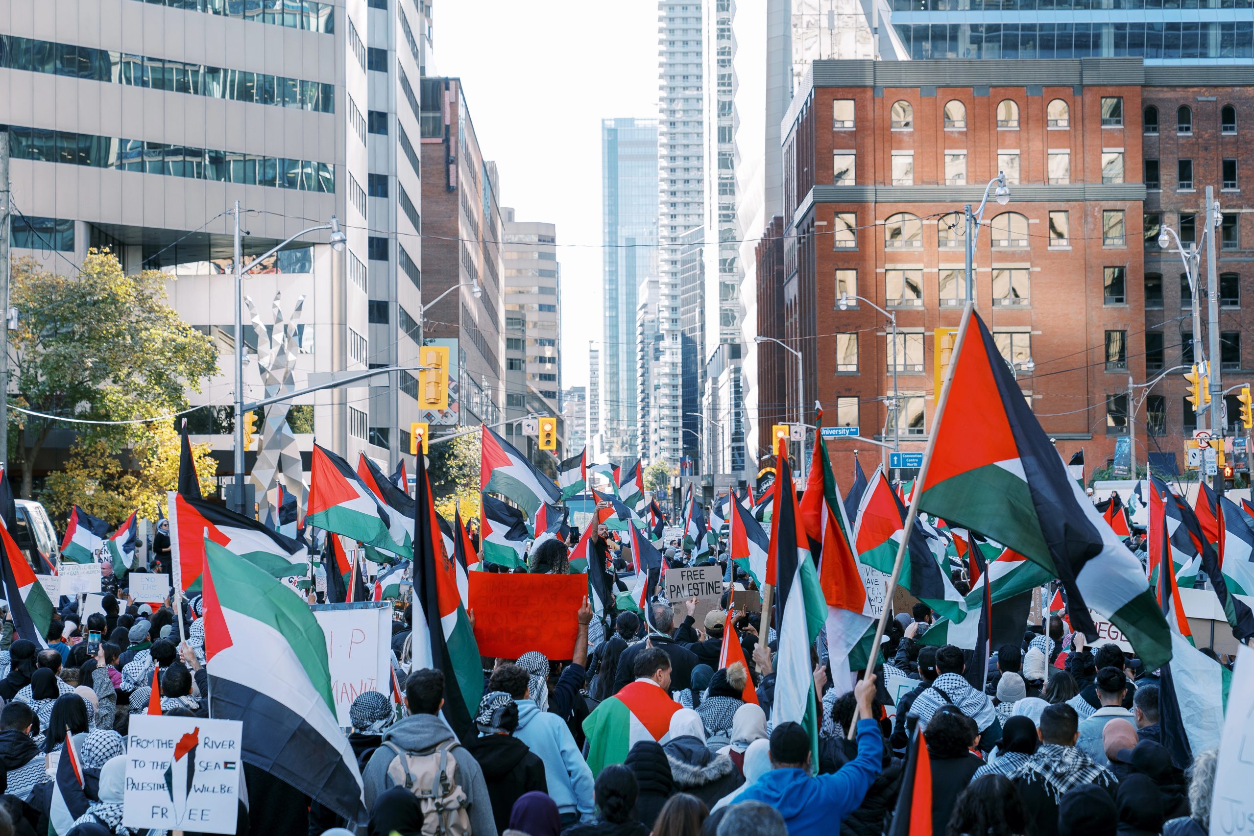 علم فلسطين يرفرف لأول مرة في ساحة بلدية تورونتو: خطوة رمزية تثير جدلاً واسعًا