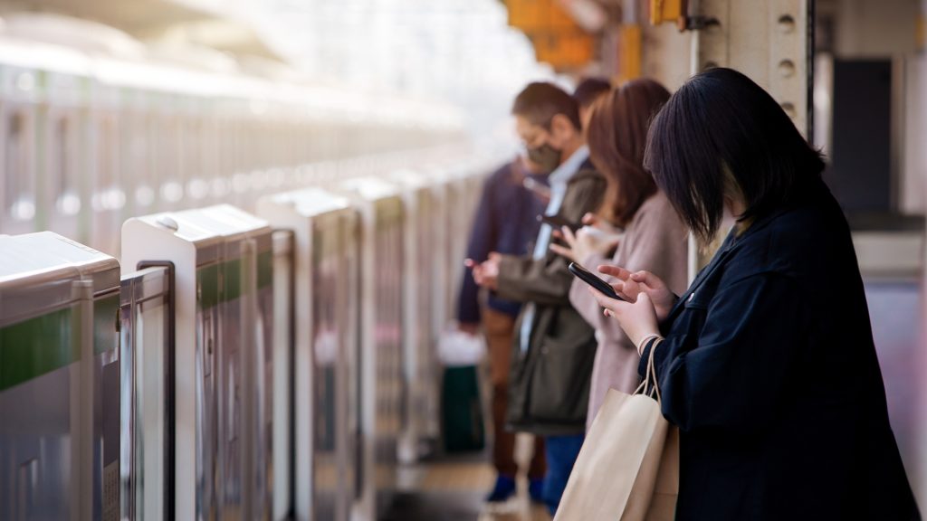 ركاب محطة المترو ينتظرون بصبر