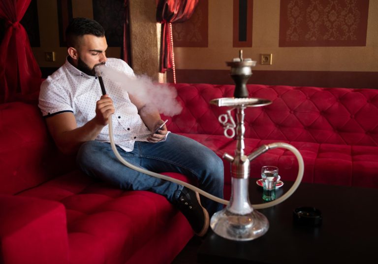 الشيشة في مطاعم ميسيساغا قد تصبح قانونية: مقترح جديد قد يغيّر نمط الأعمال العربية