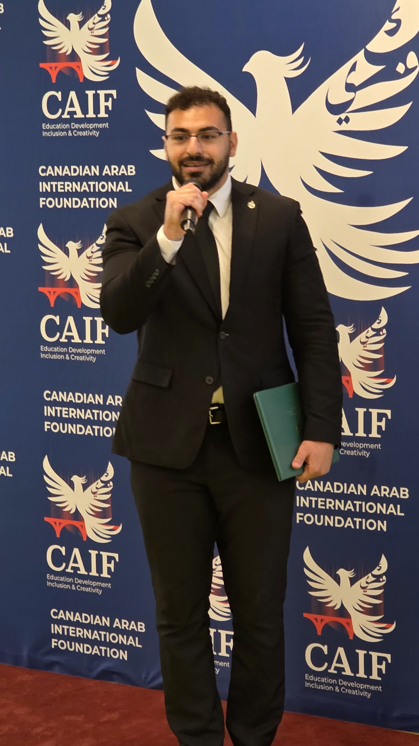 فارس السعود يقدم شهادات التقدير خلال حفل CAIF
