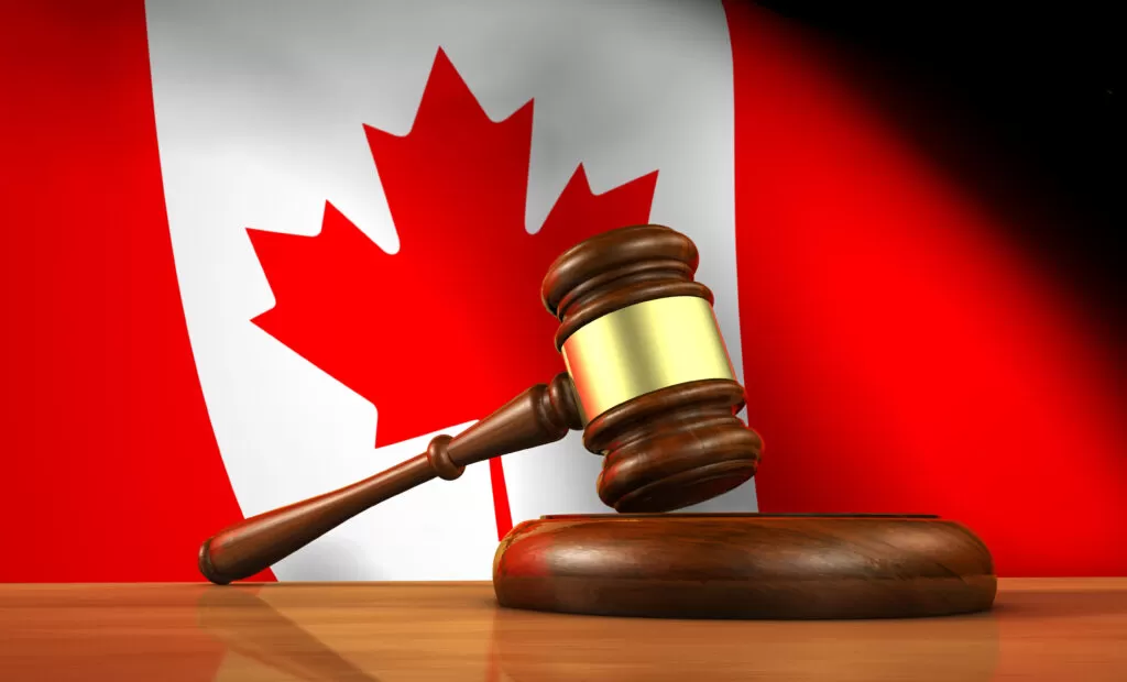 مطرقة محكمة وخلفها علم كندا