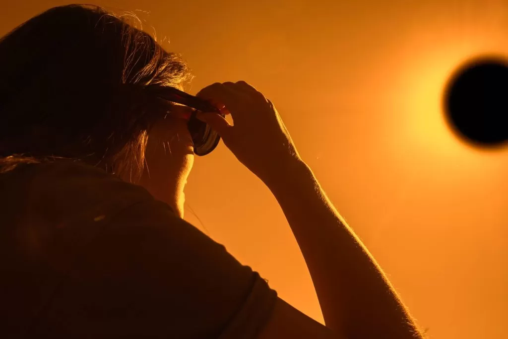 أكثر من 160 حالة تضرر بالعيون إثر الكسوف الشمسي في كندا
